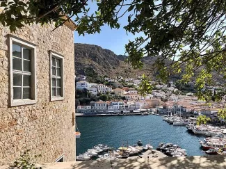 Interdite aux voitures et même aux vélos, l'île d'Hydra, dans la mer Egée, saura ravir les amateurs d'art contemporain. HYam


