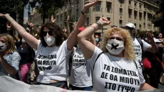 Des enseignants mobilisés dans le cadre de la grève générale de 24 heures, scandant des slogans. Louisa GOULIAMAKI / AFP


