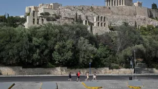 Le mercure frôle déjà les 40 degrés lundi midi quand les derniers visiteurs s'engouffrent derrière les grilles de l'Acropole, avant la fermeture des portes. LOUISA GOULIAMAKI / AFP


