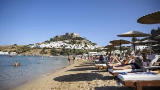 L'Acropole et la plage de Lindos sur l'île de Rhodes.