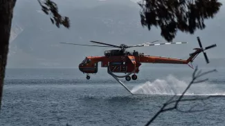 Un hélicoptère anti-incendie pompe de l'eau dans le nord-ouest du Péloponnèse le 1er août.