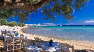 Taverne en bord de plage à Paros, l'une des Cyclades préférée des voyageurs Français.