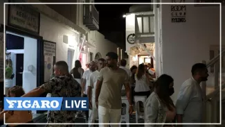 Voilier amarré devant le village de Mykonos (Chora). La diffusion de musique sera complètement interdite à compter du 26 juillet. Laurent Fabre / Le Figaro Magazine


