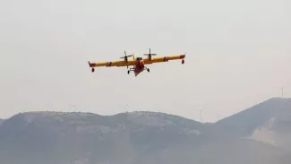 Les canadairs français viennent en aide aux Grecs sur le front des incendies qui se poursuivent ce mercredi 11 août.