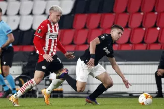 Christos Tzolis, ici au duel avec Philipp Max (PSV). (Presse Sports)


