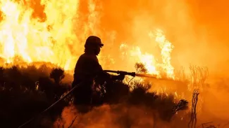 Un pompier face aux flammes (photo d'illustration).