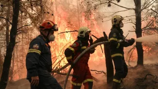 Plus de 80 pompiers, aidés de 30 camions et de 10 avions et hélicoptères bombardiers d'eau, ont été déployés dans les trois villages concernés. STELIOS MISINAS / REUTERS


