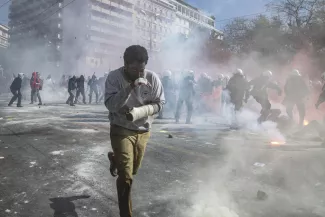 Le héros de Beckett (John David Washington) au milieu des lacrymogènes de la place Syntagma, à Athènes, théâtre de manifestations anti-austérité dans la fiction comme dans la réalité. Photo Yannis Drakoulidis/ NETFLIX.


