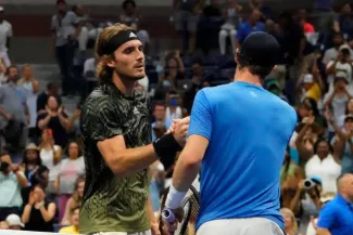 La poignée de mains entre Tsitsipas et Murray a été assez fraîche. (R. Deutsch/USA Today Sports)


