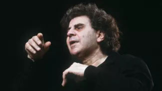 Le compositeur Mikis Theodorakis, auteur de la musique de Zorba le Grec, est mort le 2 septembre 2021 à l'âge de 96 ans. On le voit sur la photo en 1995 à Paris. AFP/Pierre Verdy


