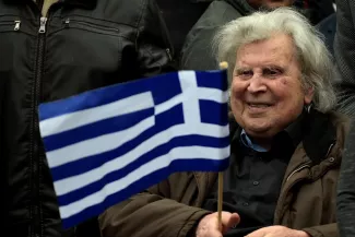 Le compositeur grec Mikis Theodorakis lors d'une manifestation sur la place Syntagma, à Athènes, le 4 février 2018. PHOTO / ANGELOS TZORTZINIS / AFP


