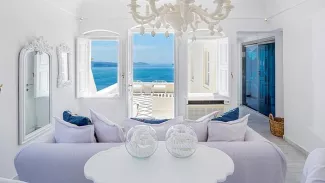 Santorin : escale à Oia, sous le soleil exactement Canaves Oia Suites, une luxueuse adresse en plein cœur du village touristique. Christos Drazos
