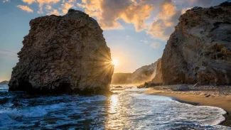 Sur la côte sud de Milos, la magnifique petite plage de Firiplaka se trouve juste à côté de la crique de Tsigrado. Dmitry Rukhlenko / stock.adobe.com


