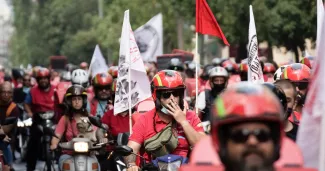 Lors de la manifestation de livreurs efood, mercredi à Athènes.


