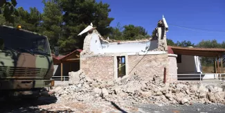 Un camion de l’armée passe devant une église orthodoxe endommagée par le séisme du 27 septembre, dans le village d’Arkalohori, en Crète, où de nombreux dégâts ont été constatés. HARRY NAKOS / AP


