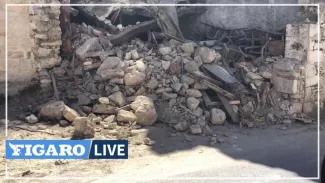 Des pompiers cherchent des personnes dans les décombres d'une église démolie à Arkalohori (Crète) ce lundi 27 septembre.


