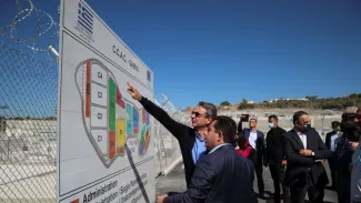 Vendredi 1er octobre, le premier ministre grec, Kyriakos Mitsotakis, visite le nouveau camp de réfugiés, à Zervou, sur l'île de Samos, remplaçant celui de Vathy et censé offrir de meilleures conditions de vie. COSTAS BALTAS/REUTERS


