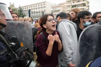 Des étudiants manifestant devant un établissement scolaire de Stavroupoli, dans la banlieue de Thessalonique, ont été attaqués par des militants d'extrême droite et du parti néonazi Aube dorée, le 29 septembre 2021. PHOTO / NICOLAS ECONOMOU / NURPHOTO VIA AFP


