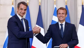 Kyriakos Mitsotakis et Emmanuel, le 28 septembre 2021, à l'Elysée, après la signature d'un contrat pour trois frégates.


