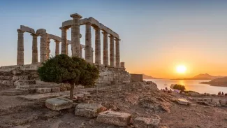 Le temple dorique de Poséidon domine la mer à l'extrémité du cap Sounion, à une hauteur de près de 60 mètres. moofushi / stock.adobe.com


