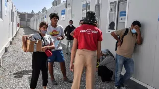 Une famille syrienne sur l'île de Samos en Grèce, le 20 septembre 2021. LOUISA GOULIAMAKI / AFP


