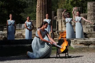 La flamme olympique va désormais entamer un long périple qui la mènera à la cérémonie d'ouverture des Jeux 2022, le 4 février prochain. (C. Baltas/Pool/Reuters)


