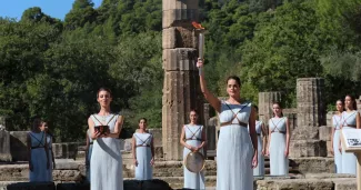 La cérémonie d'allumage de la flamme olympique sur le site du temple d'Héra à Olympie, en Grèce, le 18 octobre 2021. — © Costas Baltas/Reuters


