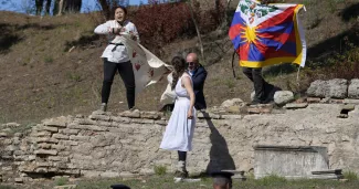 Des manifestants pro-Tibet sont arrêtés le lundi 18 octobre à Olympie lors de l'allumage de la flamme olympique. — © AP Photo/Thanassis Stavrakis


