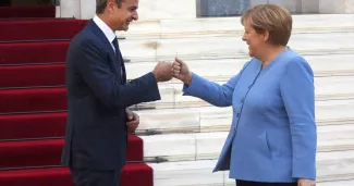 Le premier ministre grec Kyriakos Mitsotakis accueille Angela Merkel à Athènes, le 29 octobre 2021. — © Orestis Panagiotou/KEYSTONE


