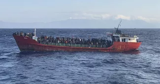 Un bateau avec 400 personnes à bord a été secouru vendredi par la marine grecque. — © Handout/Hellenic Coast Guard/AFP


