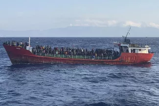 Photo d'un bateau transportant 400 migrants prise au large de la Crète et rendue publique le 29 octobre 2021 par les gardes-côtes grecs.