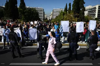 Des travailleurs de la santé manifestent devant le Parlement grec, à Athènes, le 3 novembre 2021, contre la vaccination obligatoire des soignants contre le Covid-19.