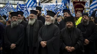 Des prêtres orthodoxes grecs participant à une manifestation, sur la place Syntagma, dans le centre d'Athènes, le 4 février 2018.