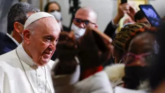 Le pape François part après avoir tenu une prière œcuménique avec des migrants à l'église paroissiale de la Sainte-Croix, à Nicosie, à Chypre, le 3 décembre 2021. GUGLIELMO MANGIAPANE/REUTERS


