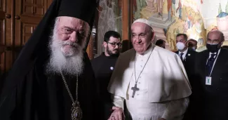 Le pape François avec l'archevêque Ieronymos, samedi 4 décembre 2021. — © EPA/GEORGE VITSARAS


