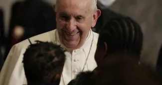 Le pape François lors d'une prière œcuménique avec des migrants, à l'église de la Sainte-Croix de Nicosie, à Chypre, le 3 décembre.


