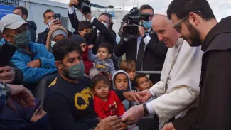 Le pape François lors de sa visite, dimanche, au camp de Mavrovouni pour réfugiés et migrants sur l'île de Lesbos, en Grèce. ANDREAS SOLARO / AFP


