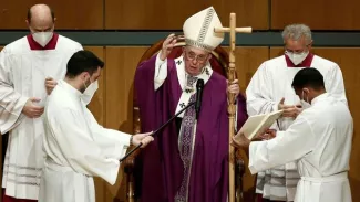 Le pape François célébrant une messe, à Athènes. YANNIS KOLESIDIS/AFP


