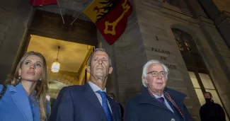 Le magnat des mines Beny Steinmetz entouré de ses avocats Camille Haab (à gauche) et Marc Bonnant (à droite), après sa condamnation au palais de justice de Genève le 22 janvier 2021.