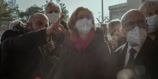 Valérie Pécresse, en visite dans le camp de migrants de Samos, vante un « modèle » de « fermeté » et d’« humanité » Valérie Pécresse, en visite dans le camp de migrants de Samos, vante un « modèle » de « fermeté » et d’« humanité ».