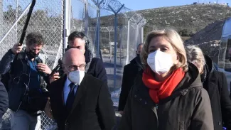 Valérie Pécresse visite le nouveau centre d'accueil des réfugiés à Samos avec sa délégation.