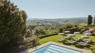 L'imposante bâtisse domine de sa superbe 740 hectares de vignes vallonnées. Une vraie carte postale de la Toscane éternelle. Como Hotels / Service de presse


