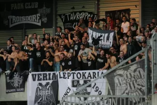 Le parcage des supporters du PAOK à Guingamp lors d'un match de Ligue Europa en 2014. (V. Michel/L'Équipe)


