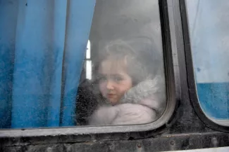 Au départ de Marioupol, un car de réfugiés a emprunté un couloir humanitaire jusqu'au village de Bezymennoe, dans la région de Donetsk. Photo Alexey Kudenko/Sputnik via AFP


