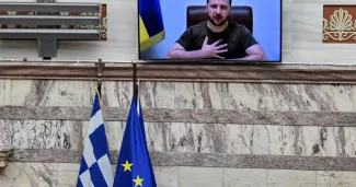 Le président ukrainien Volodymyr Zelensky, lors de son intervvention devant le Parlement grec, le 7 avril 2022. PHOTO LOUISA GOULIAMAKI / AFP


