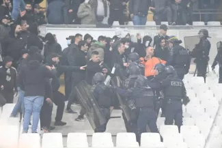 Police et CRS ont dû intervenir dans le parcage grec du stade Vélodrome jeudi. (S. Mantey/L'Équipe)


