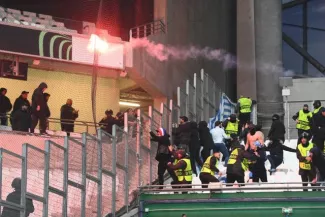 Des débordements ont émaillé le match aller entre l'OM et le PAOK Salonique. (S. Mantey/L'Équipe)


