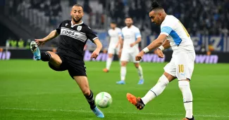 Dimitri Payet, de l'Olympique de Marseille, face aux joueurs du Paok Salonique, le 7 avril au Stade-Vélodrome.


