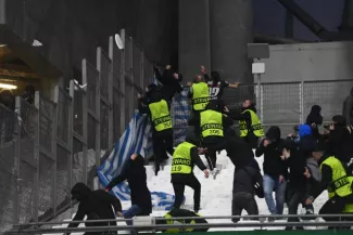 Le match aller entre l'OM et le PAOK a été émaillé par des affrontements entre supporters. (S. Mantey/L'Équipe)


