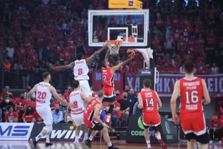 Dwayne Bacon, ici en défense sur Tyler Dorsey, a été un parfait lieutenant de Mike James. (A. Réau/L'Équipe)


